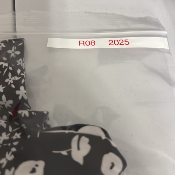 Weekend by Suzanne Betro Black & White Floral Notched Blouse - Picture 7 of 7